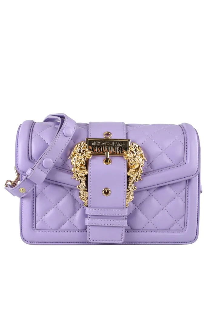 Bolso bandolera violeta con hebilla barroca y cadena con charms