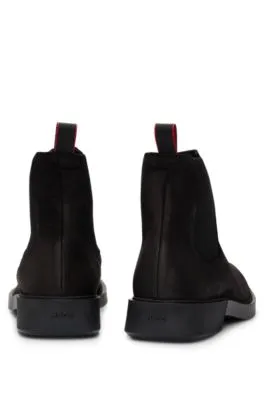 Botines Chelsea de puntera cuadrada en ante con detalles de la marca
