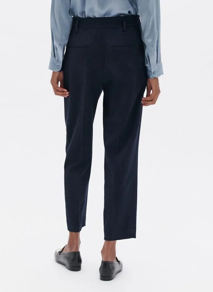 CAROLL PALMER  PANTALóN ELáSTICO CORTE CARROT DE TALLE ALTO EN AZUL