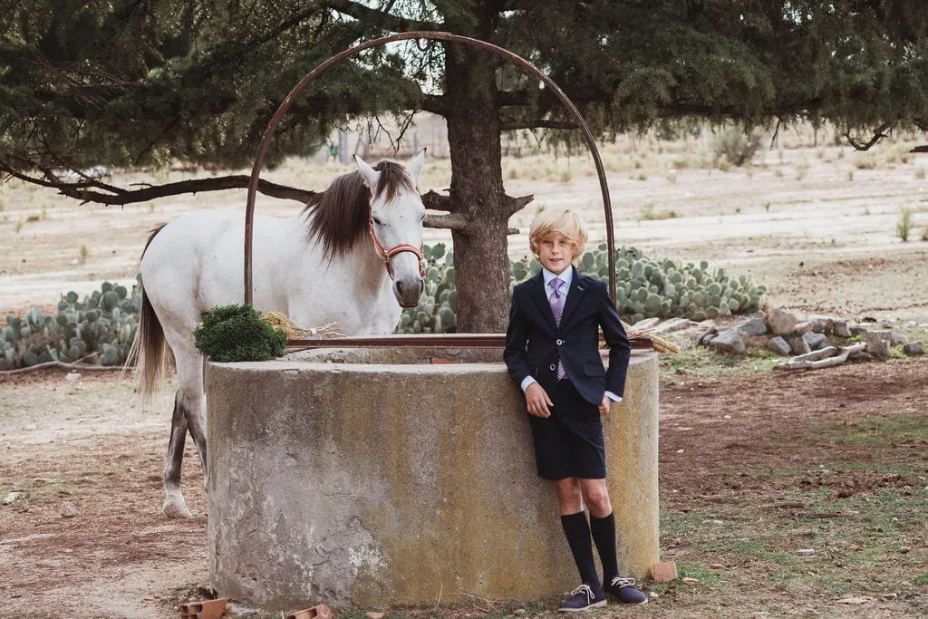 Comunión niño americana marino con ojal celeste, y pantalón chino beige