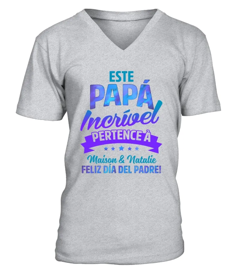 Este papá incrível pertenece à Maison & Natalie. Feliz día del padre ! Camiseta cuello en V Unisex