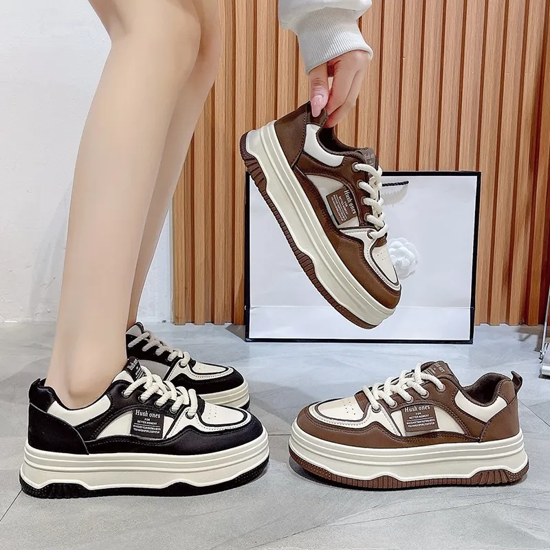 Las solas gruesas de otoño e invierno de un color grueso y gruesos bloquean los deportes y los zapatos de mujeres de ocio están 