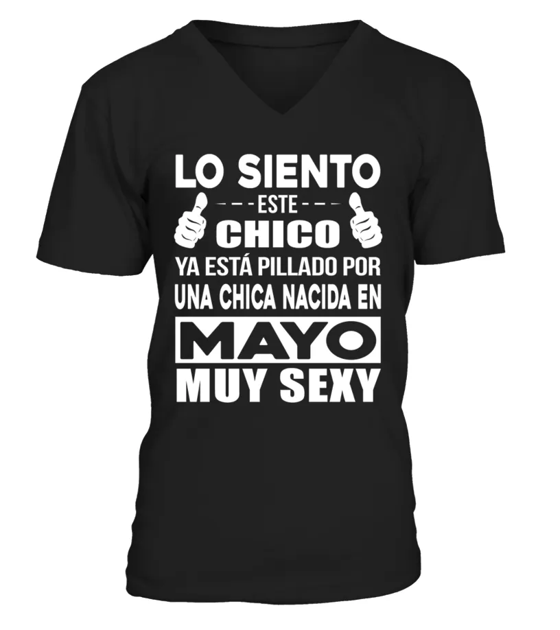 Lo siento este chico está pillado por una chica nacida en mayo muy sexy Camiseta cuello en V Unisex