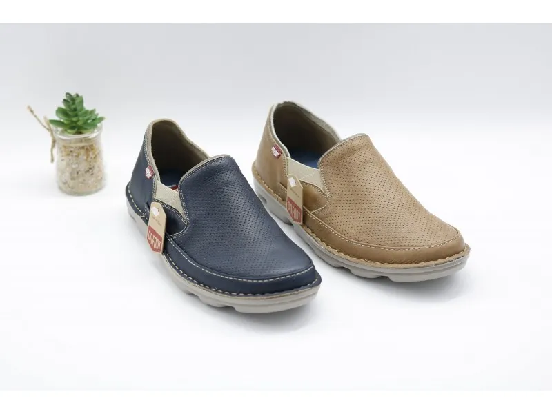 MOCASÍN DE PIEL 7033 ON FOOT EN COLOR MARINO O CUERO