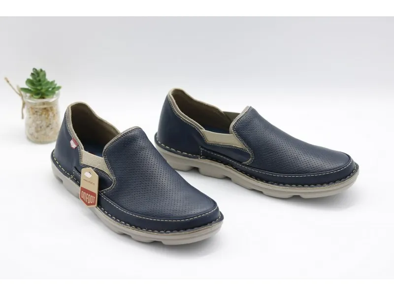 MOCASÍN DE PIEL 7033 ON FOOT EN COLOR MARINO O CUERO