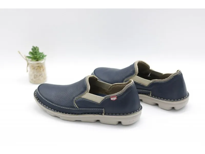 MOCASÍN DE PIEL 7033 ON FOOT EN COLOR MARINO O CUERO