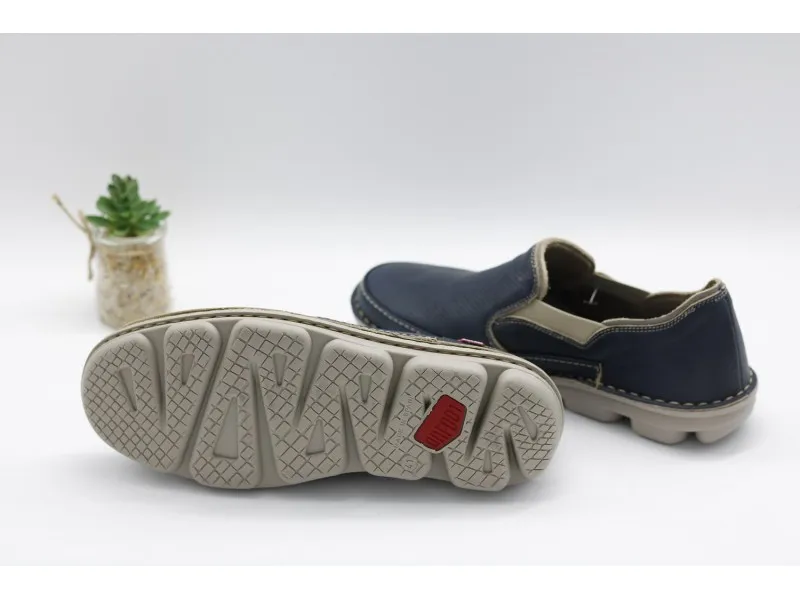 MOCASÍN DE PIEL 7033 ON FOOT EN COLOR MARINO O CUERO