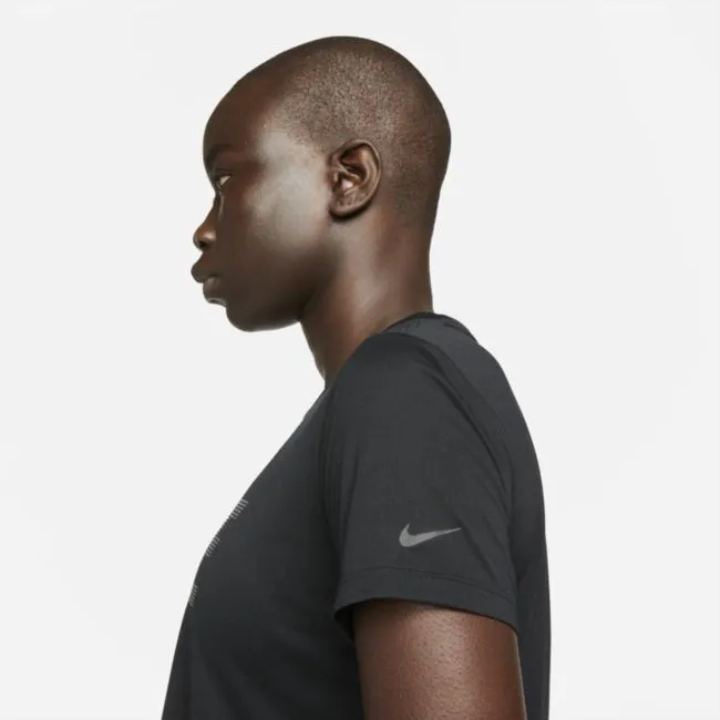 NIKE DRIFIT ONE STANDARD FIT SHORTSLEEVE GRAPHIC CROPPED TOP