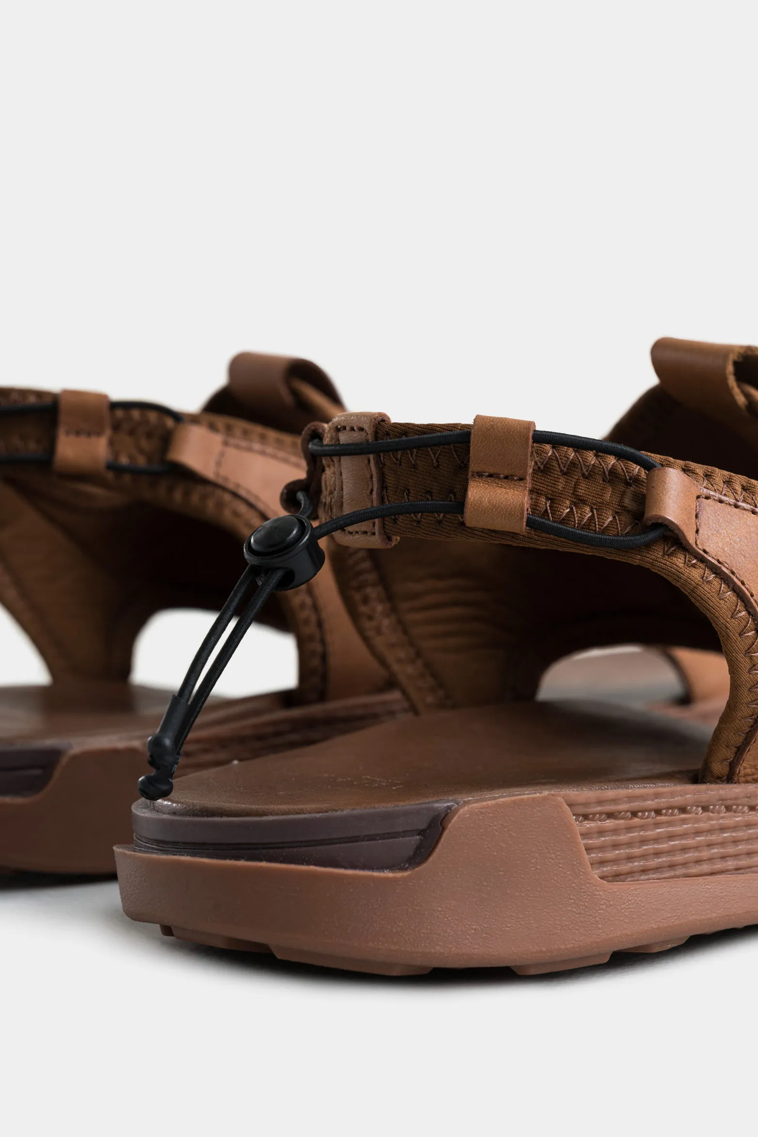 Sandalia halo 2 de cuero y neopreno para hombre silueta deportiva