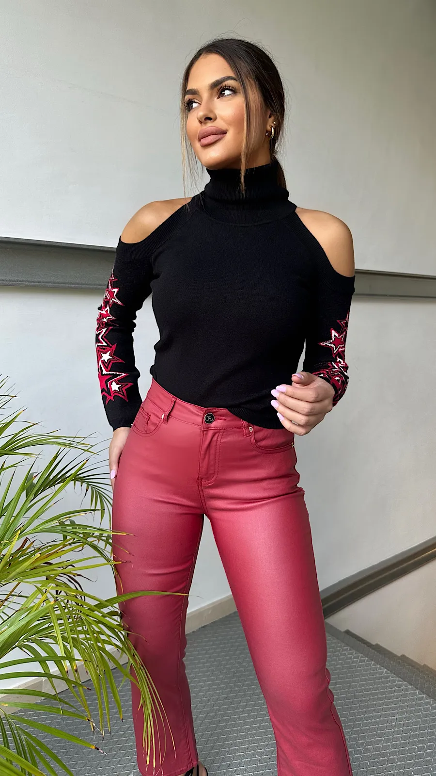 Suéter Negro Abertura Hombros Diseño Stars