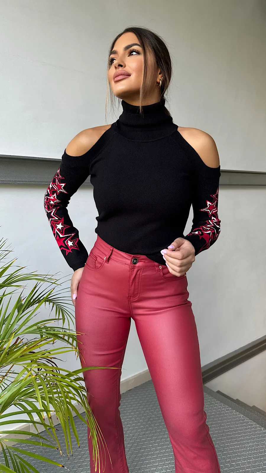 Suéter Negro Abertura Hombros Diseño Stars
