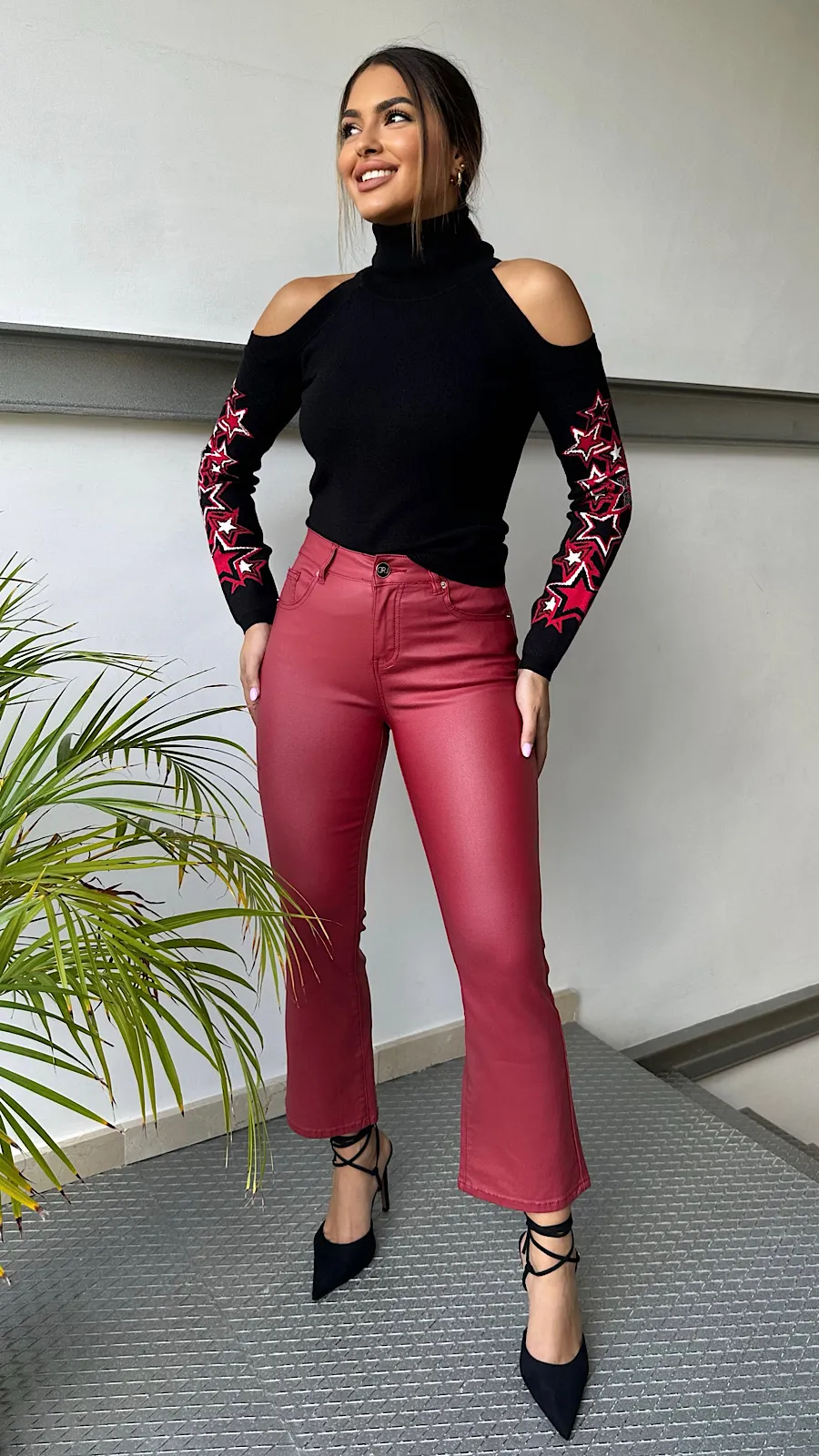 Suéter Negro Abertura Hombros Diseño Stars