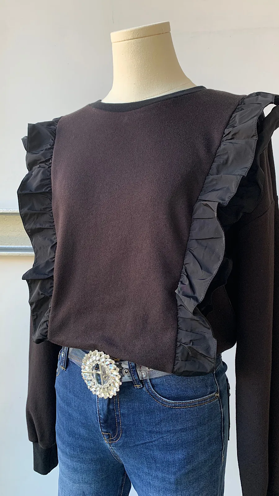 Suéter Negro Diseño Volantes