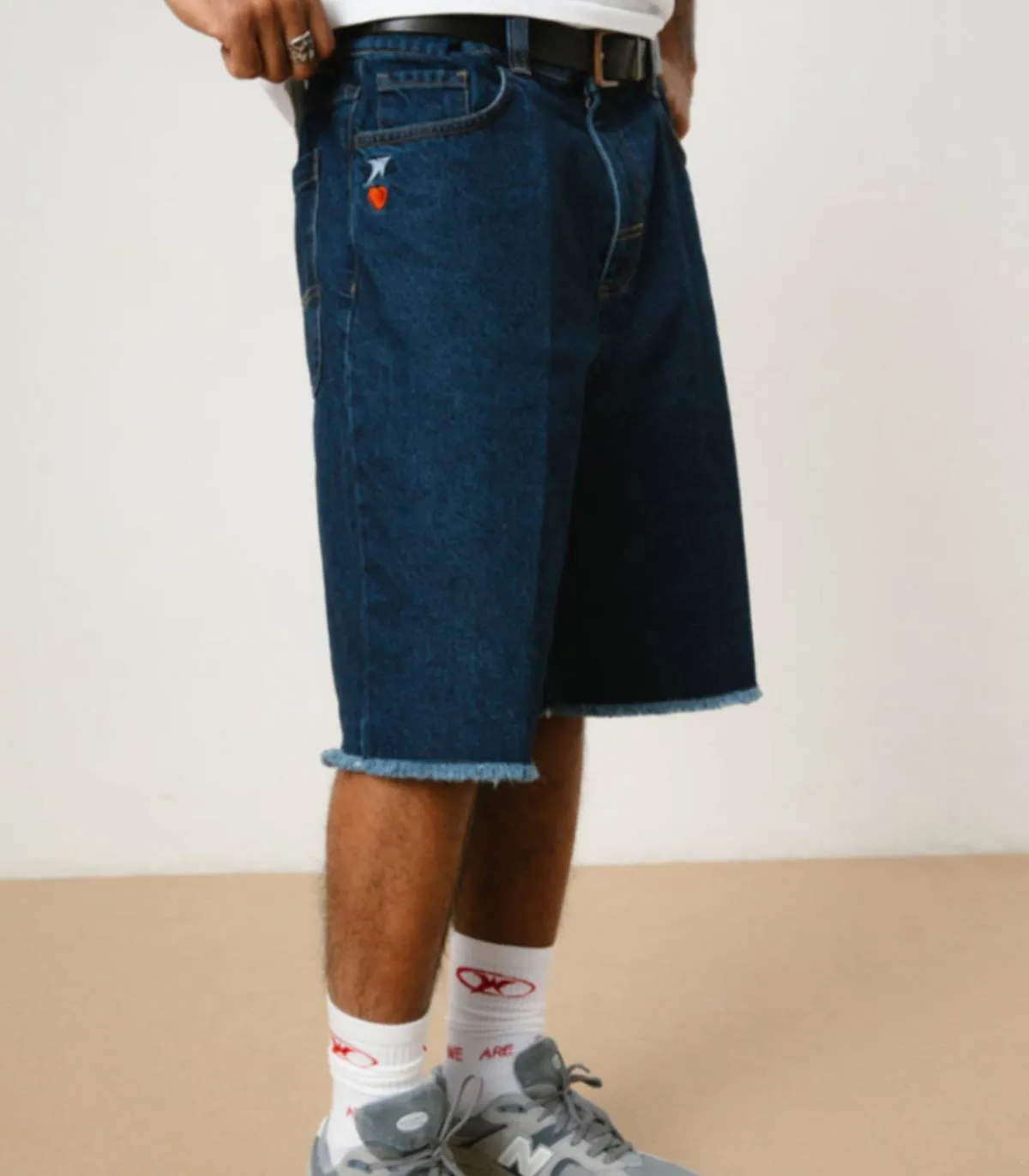 WE ARE NOT FRIENDS  PANTALON PARA HOMBRE VAQUERO OSCURO DENIM RAW JORTS