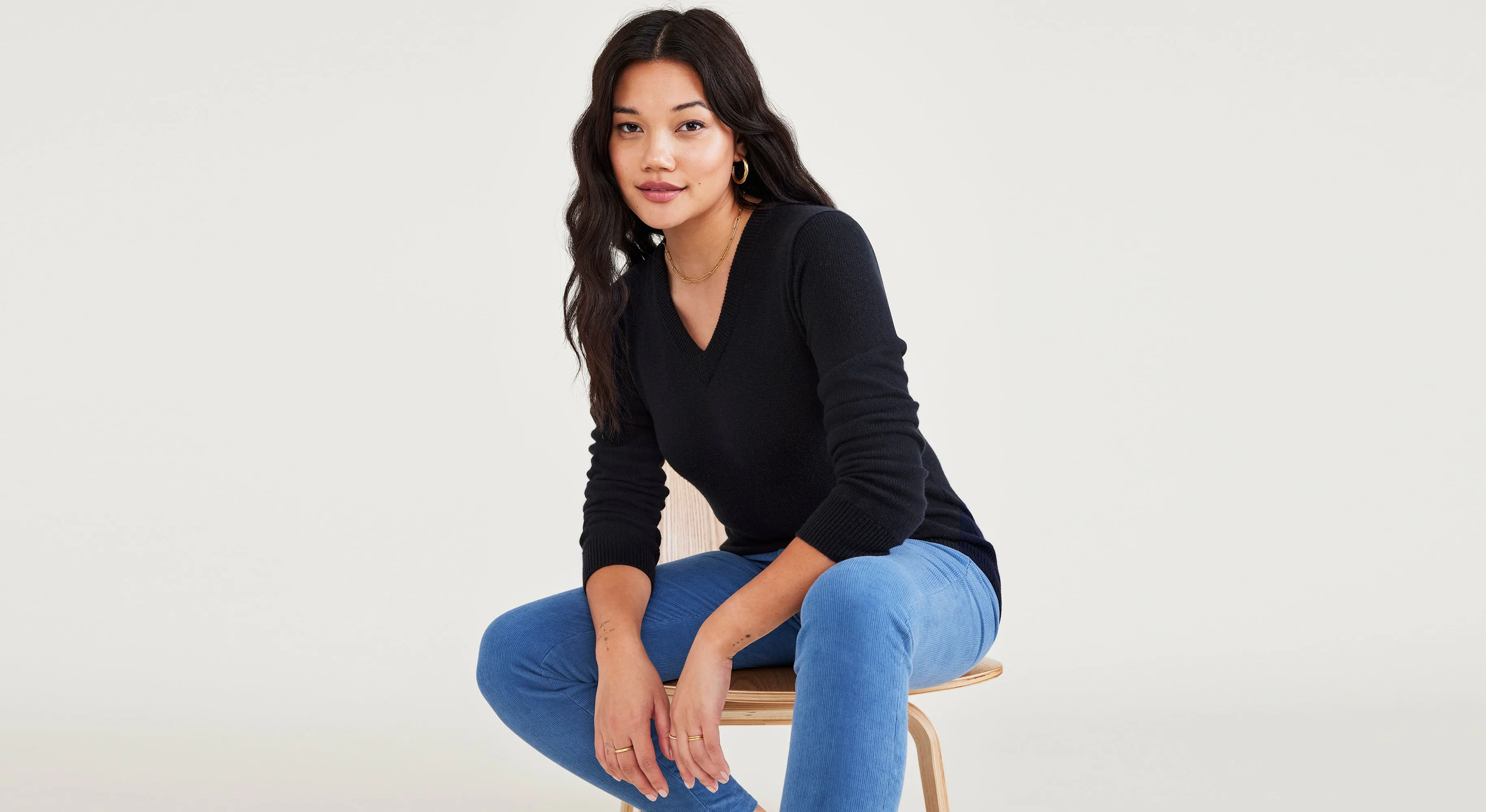 WOMEN'S REGULAR FIT VNECK SWEATER