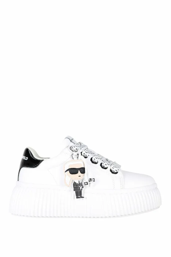 Zapatillas blancas con suela gruesa y charm 