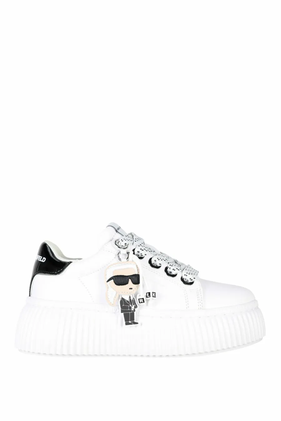 Zapatillas blancas con suela gruesa y charm 
