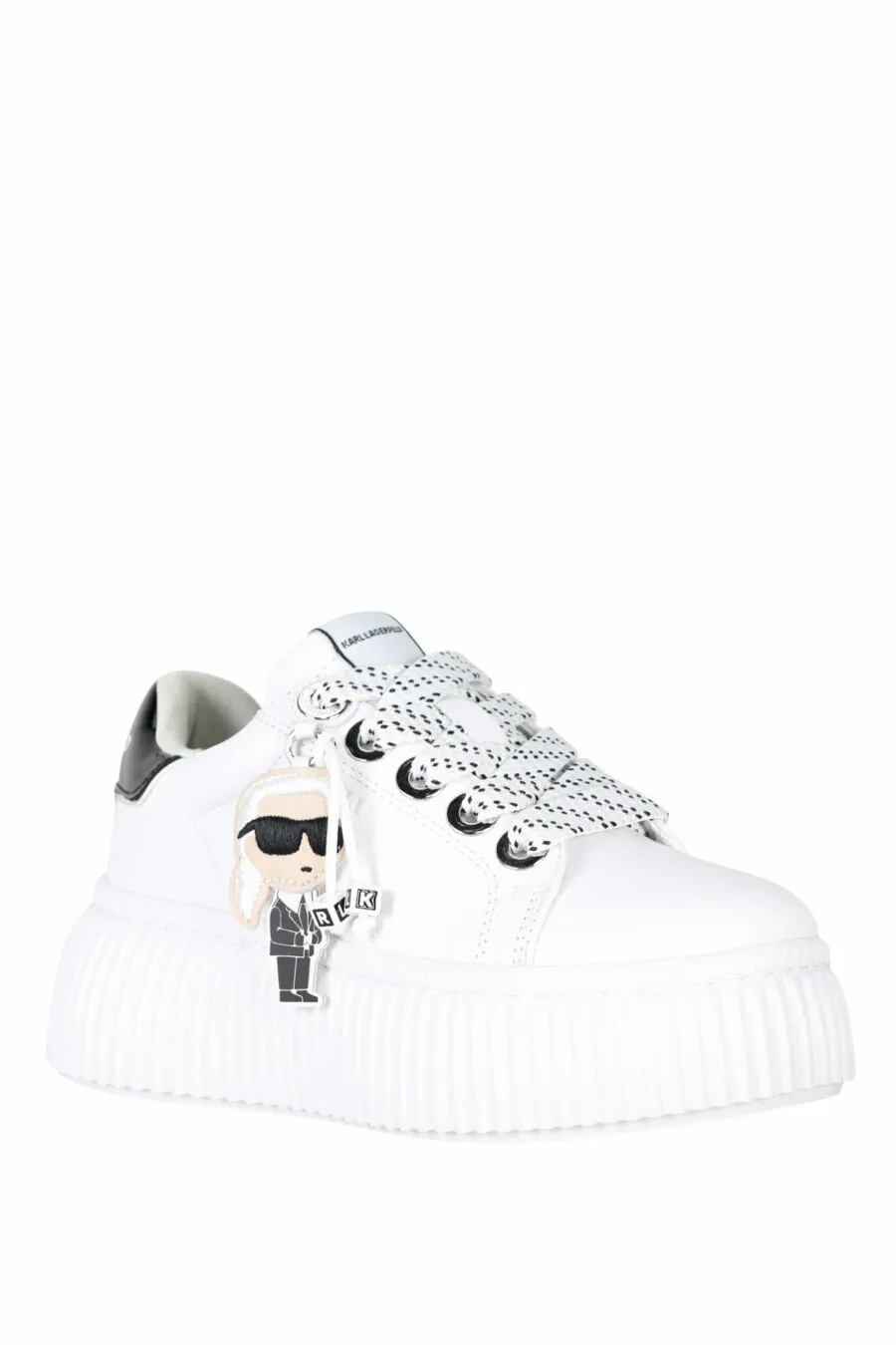 Zapatillas blancas con suela gruesa y charm 