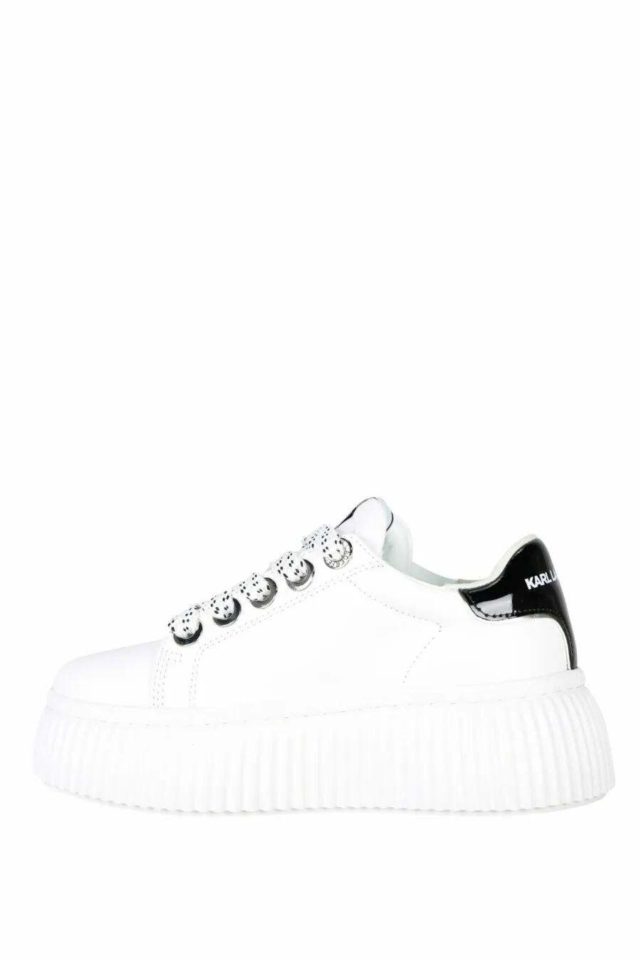 Zapatillas blancas con suela gruesa y charm 