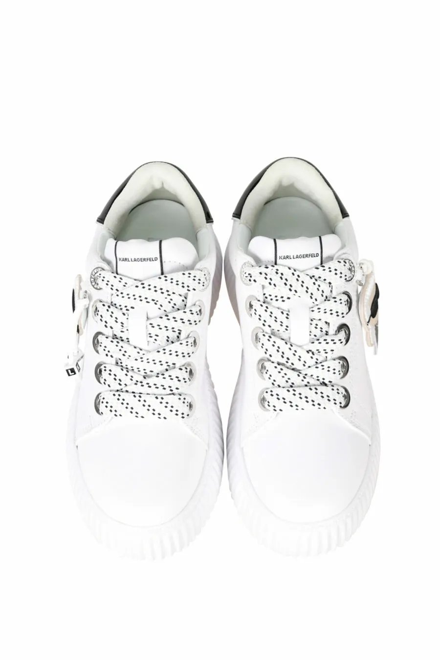 Zapatillas blancas con suela gruesa y charm 