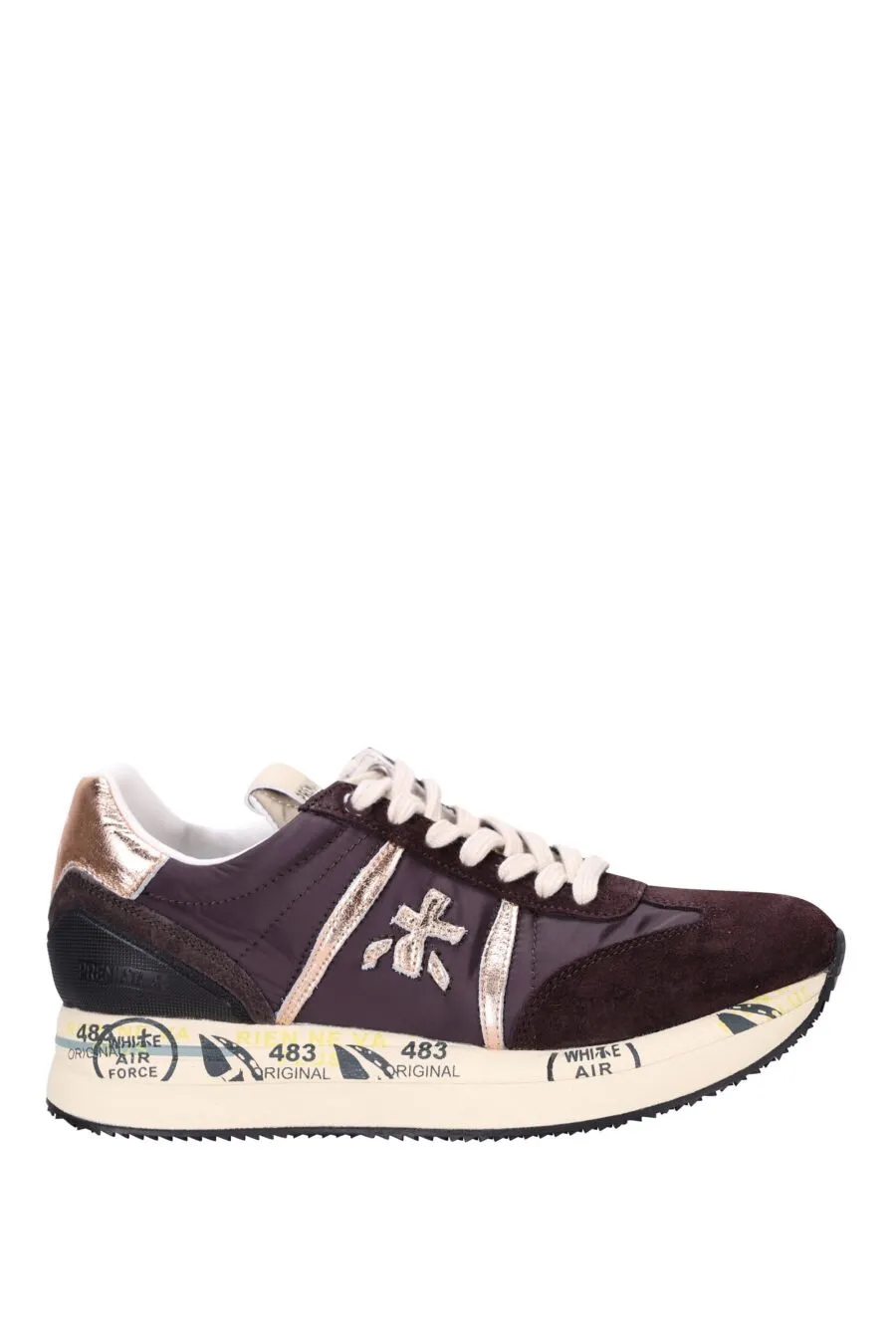 Zapatillas marrones con detalle y logo plateados 