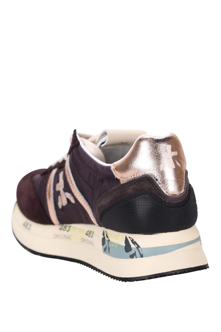 Zapatillas marrones con detalle y logo plateados 