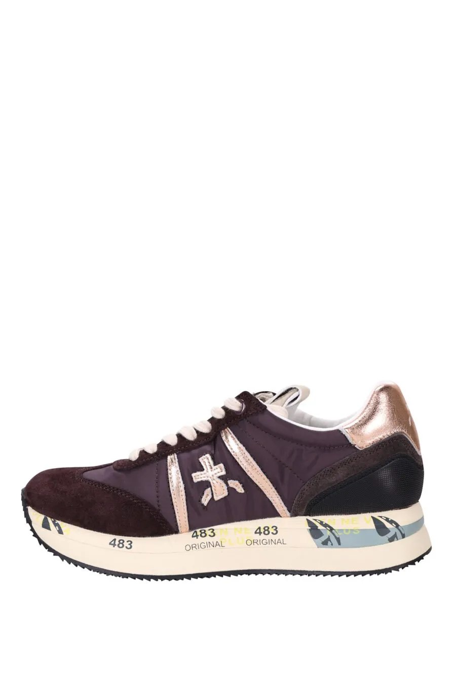 Zapatillas marrones con detalle y logo plateados 