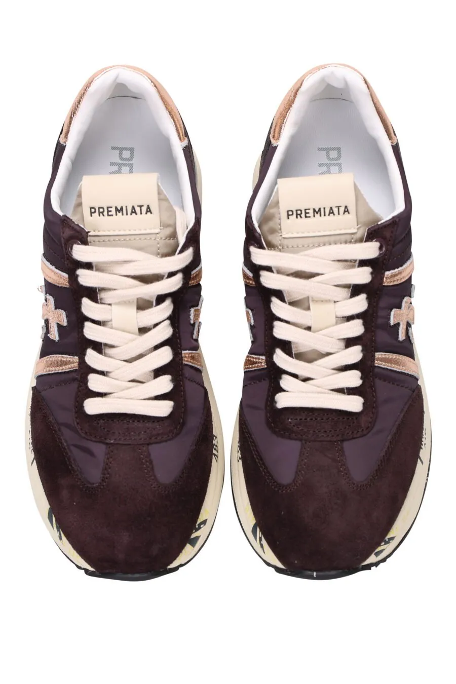 Zapatillas marrones con detalle y logo plateados 
