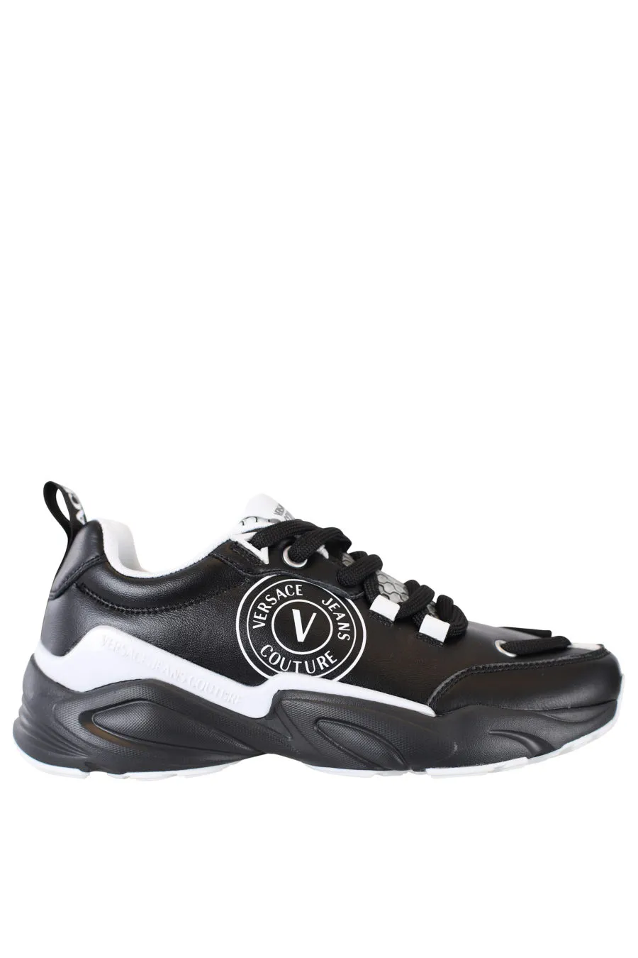 Zapatillas negras con detalles blancos 
