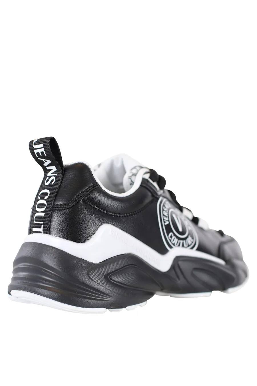 Zapatillas negras con detalles blancos 