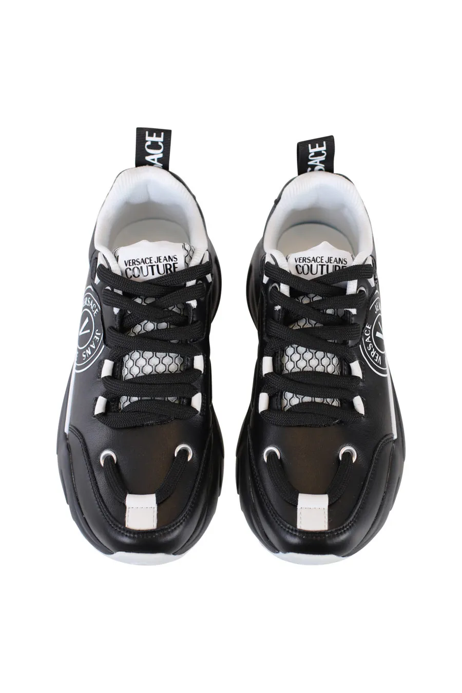 Zapatillas negras con detalles blancos 