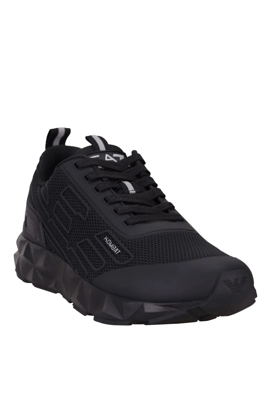 Zapatillas negras con maxilogo águila en plateado