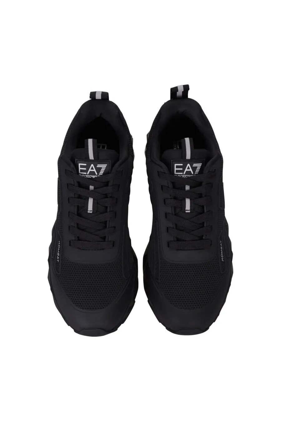 Zapatillas negras con maxilogo águila en plateado