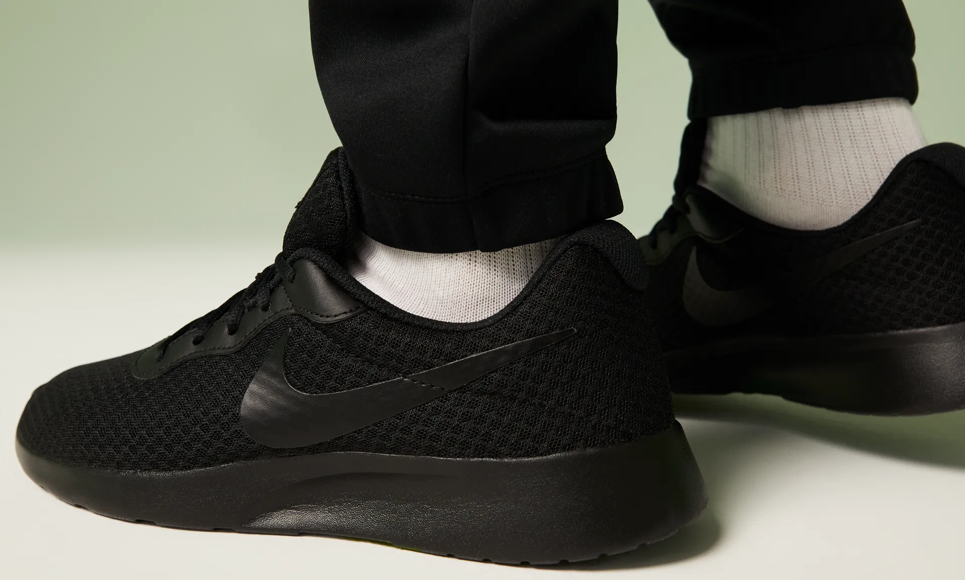 Zapatillas Urbanas Hombre Nike Tanjun Negra 