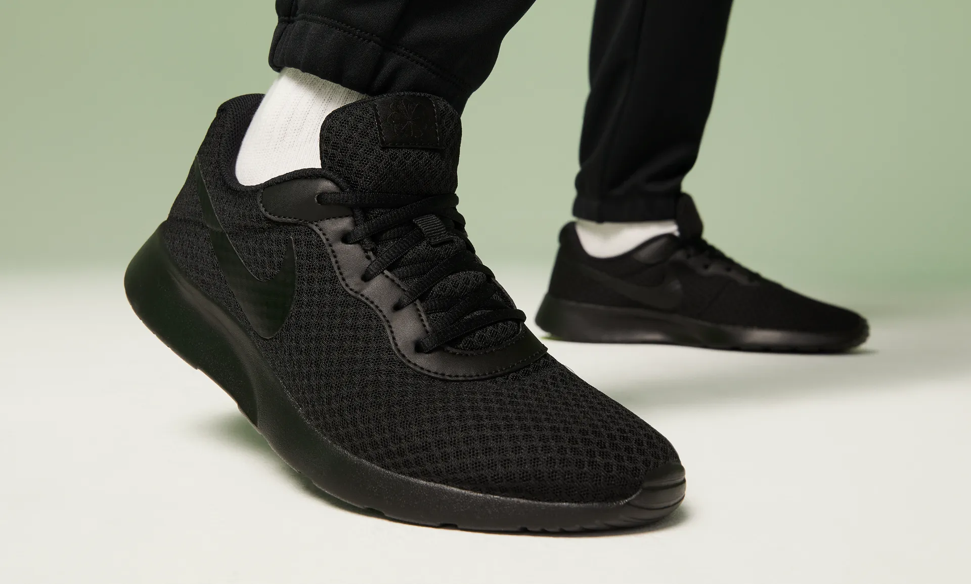 Zapatillas Urbanas Hombre Nike Tanjun Negra 