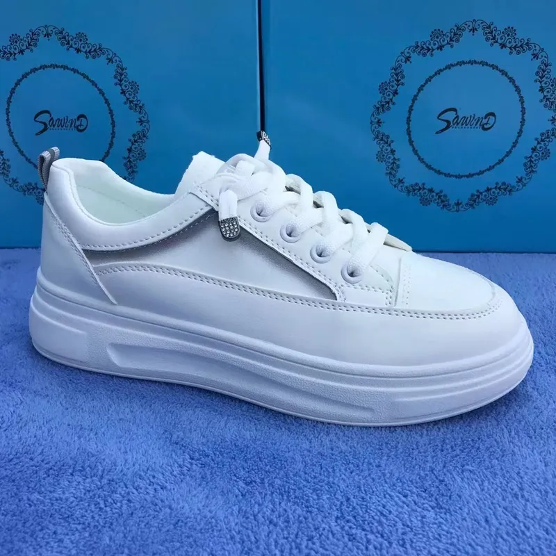 Zapatos de diseñador en ascensor blanco y negro Mujeres de zapatillas de deporte de cuero de cuero cómodo