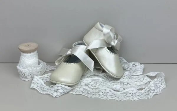 Zapatos merceditas con lazo.